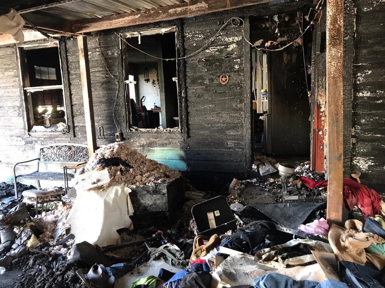 Otero cuenta que esa noche celebraron con una barbacoa que cocinaron en su propiedad, la cual sospechan pudo ser la causante del incendio en caso de que alguna brasa se haya quedado prendida, aunque en realidad no están seguros porque aún esperan los resultados de la investigación de los bomberos de Dallas. 
<br>