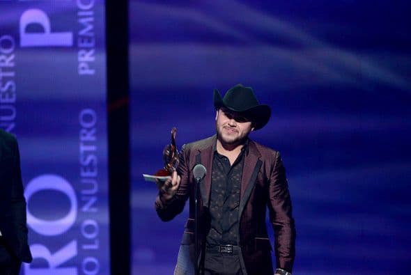 El cantante recibió su premio y agradeció a su público por todo el apoyo que le han brindado.