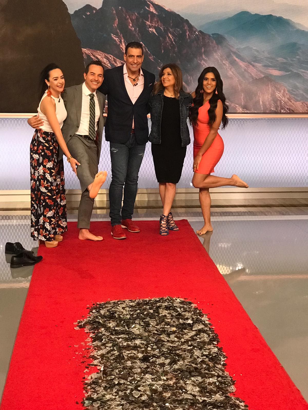 La presentadora dominicana y el conductor mexicano tuvieron una experiencia poco convencional durante la transmisión del programa: con el propósito de librarse de sus miedos caminaron sobre trozos de cristal.
<br>