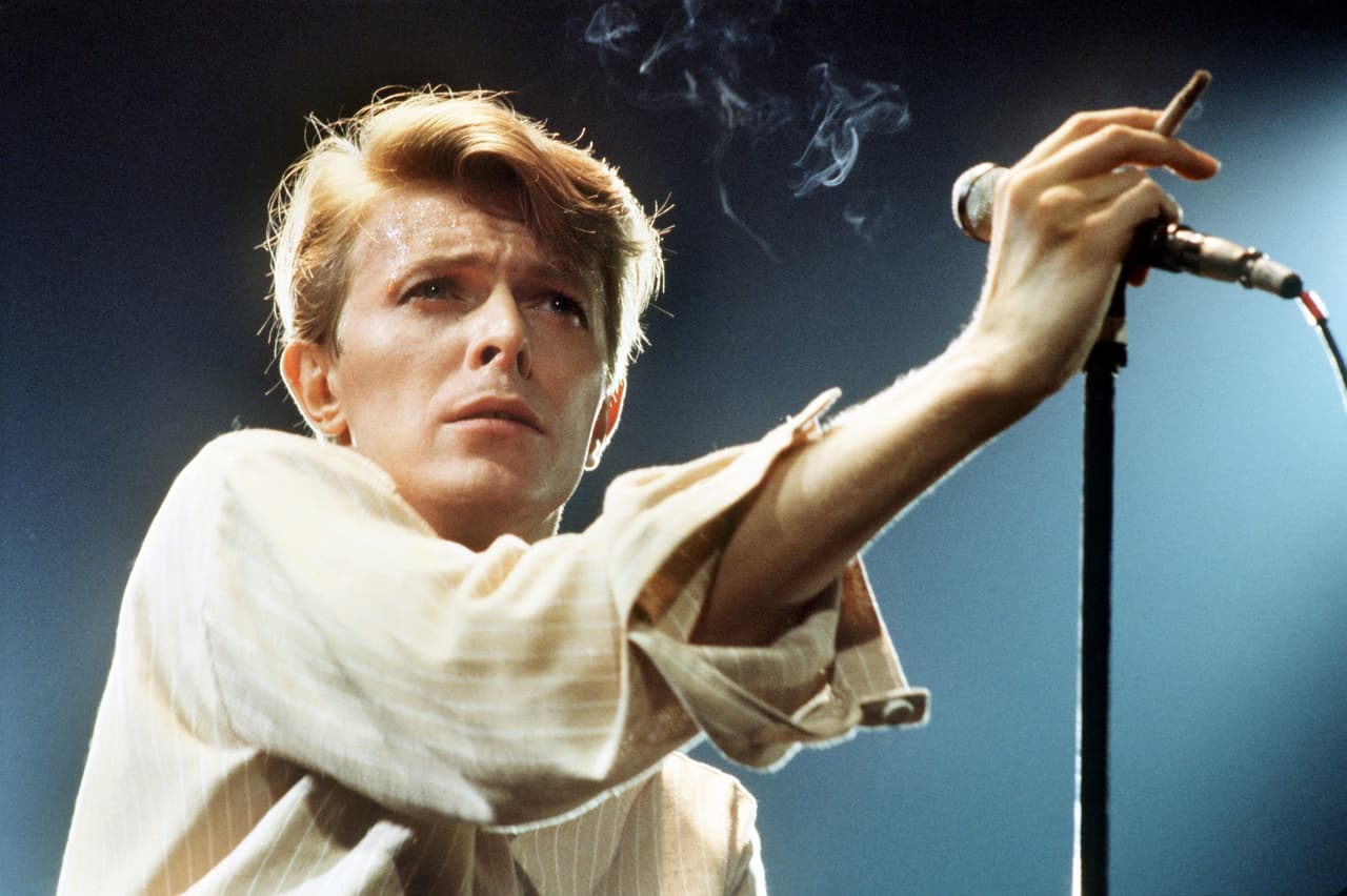 David Bowie fue otra de las estrellas que creyó en los extraterrestres, de hecho, la imagen andrógina que promovió en la década de los setenta se inspira en el gusto que tenía por estos temas.