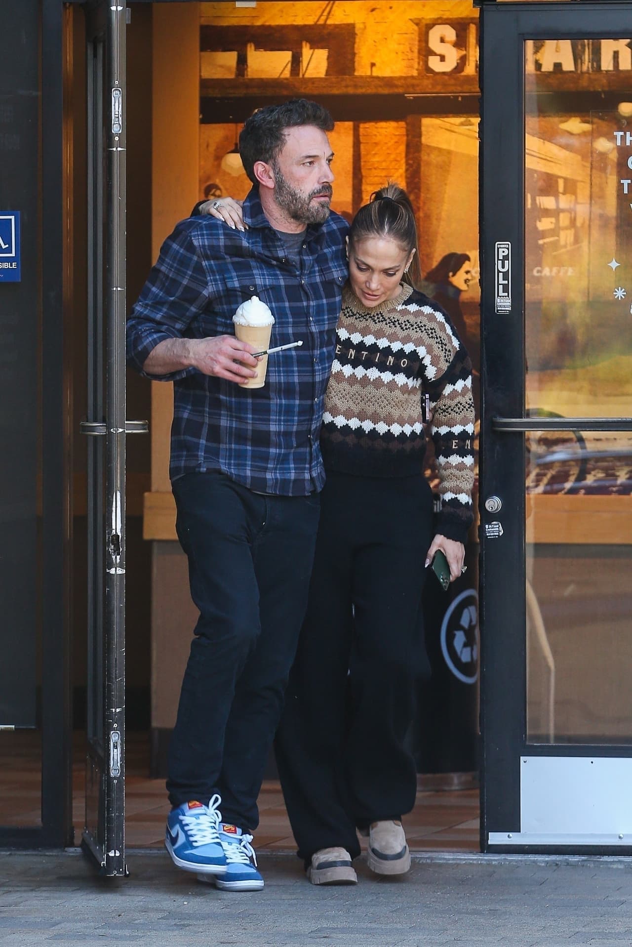 Llamó la atención que la pareja haya sido vista en un Starbucks, siendo que Dunkin’ Donuts es la cadena preferida de Affleck. 
<br>