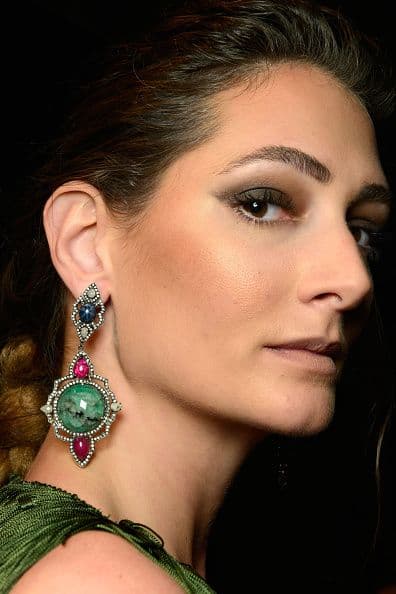 Opta por un collar llamativo, unos pendientes, o un pañuelo bien vistoso.