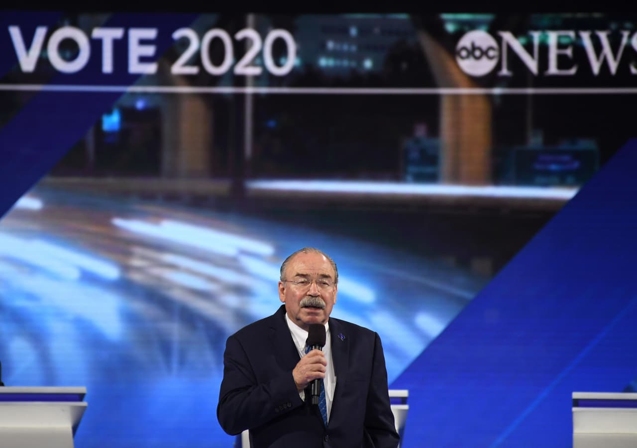 El líder del Partido Demócrata en Texas, Gilberto Hinojosa, aplaudió la elección de Joe Biden. 
<br>
<br>"Kamala Harris ejemplifica todo lo que hace grande al Partido Demócrata: una política experta que pelea por la gente, una líder que está dispuesta a decir la verdad y defender a aquellos que nos quieren hacer daño y una guerrera por la justicia, que ha pasado toda su vida intentando hacer las cosas bien", 
<a href="https://twitter.com/texasdemocrats/status/1293291081132642305?s=20" target="_blank">dijo en un comunicado</a>.