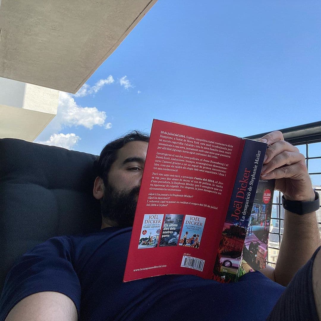 Albert Martínez aprovecha estos días de confinamiento leyendo, una magnífica forma de pasar el tiempo de forma por demás agradable y transportándonos a otros mundos.