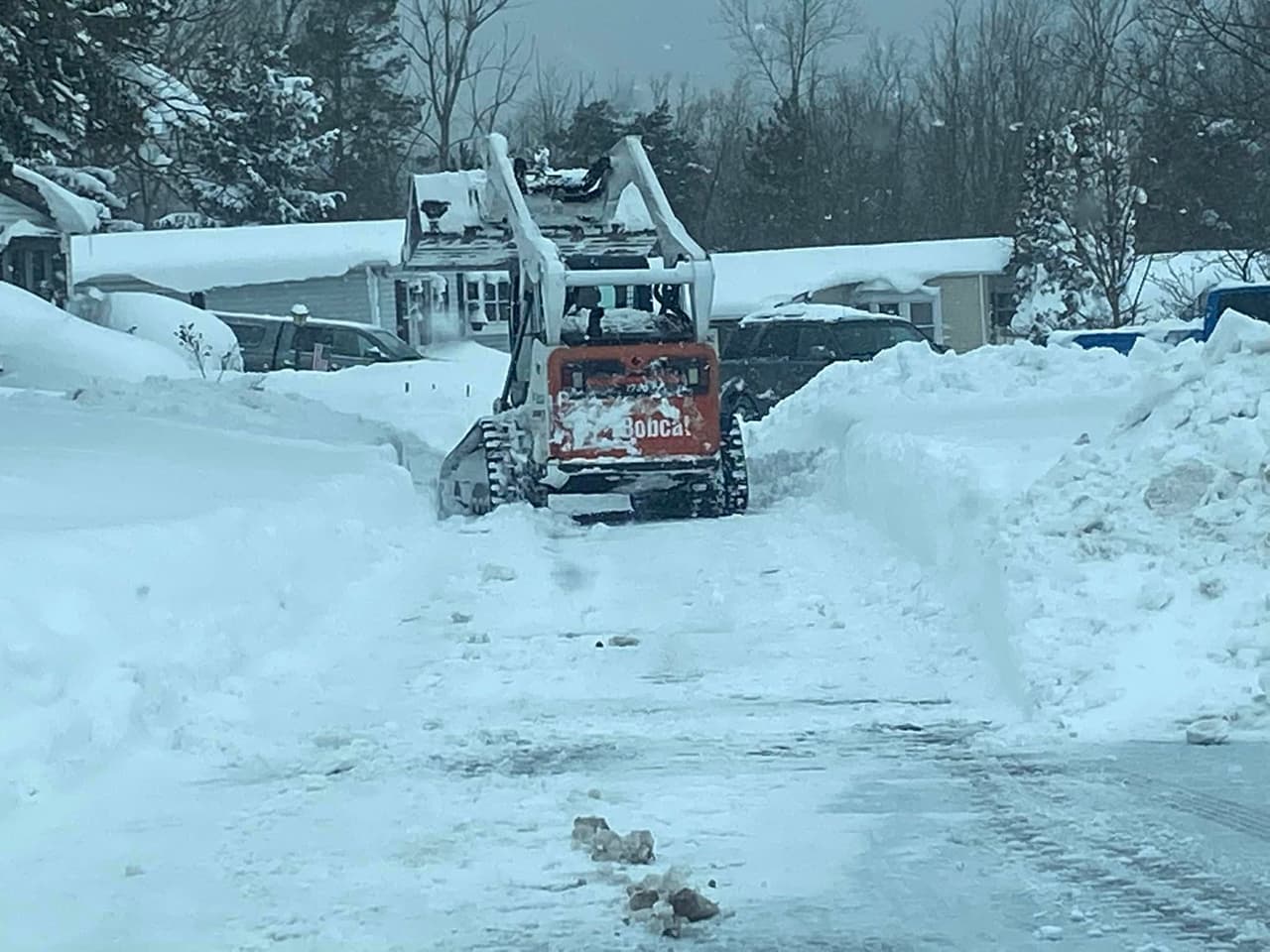 El estado de Nueva York, que ha sido declarado en emergencia por la gobernadora Kathy Hochul, ha registrado el mayor número de muertes por la tormenta invernal que afecta a todo el país. 
<br>