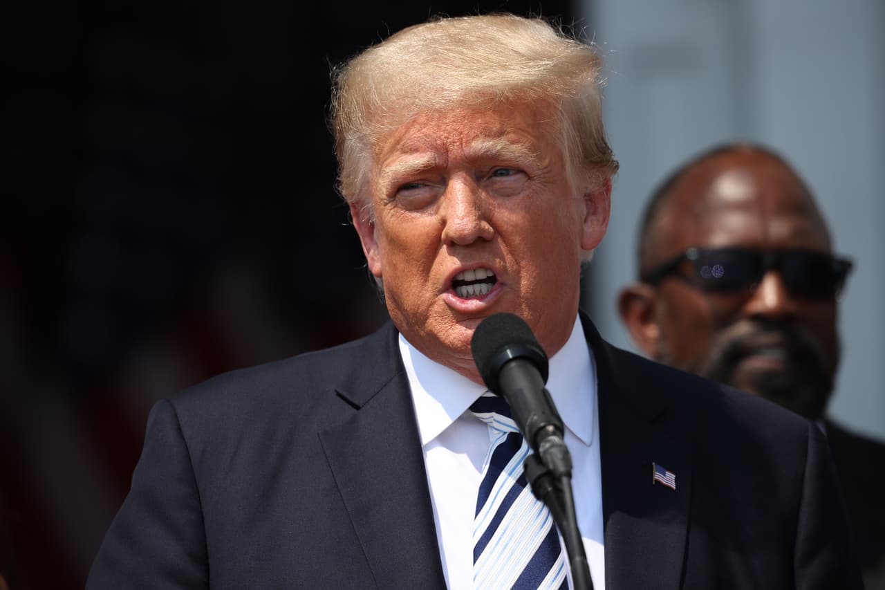 Trump anuncia demanda a Facebook, Twitter y Google desde su club de golf en Nueva Jersey