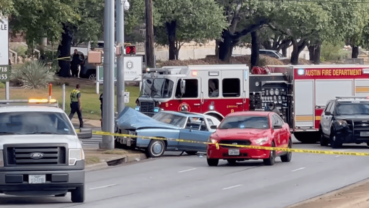 La Policía indicó que al llegar encontraron descubrieron a un hombre con signos de trauma corporal que no estaban relacionados con un choque.
