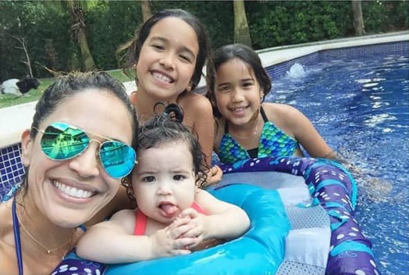 Karla se dio un chapuzón con sus princesas. (Abril 17, 2016)