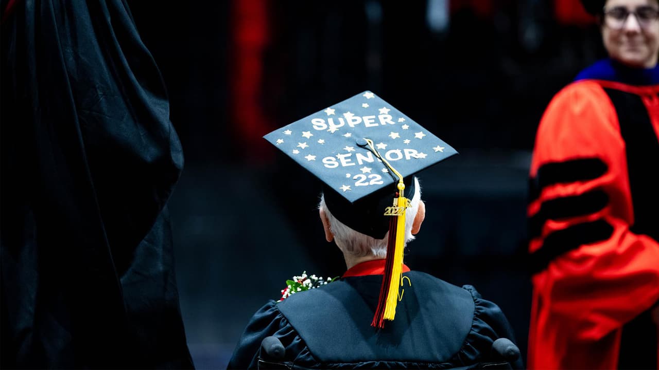 Este domingo, la "super senior" se graduó con sus compañeros en Estudios Generales.