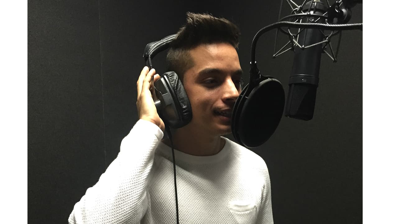 Para hacer un gran video se necesita una gran canción, y aquí poyato graba la melodía que une a las familias en Galavisión.