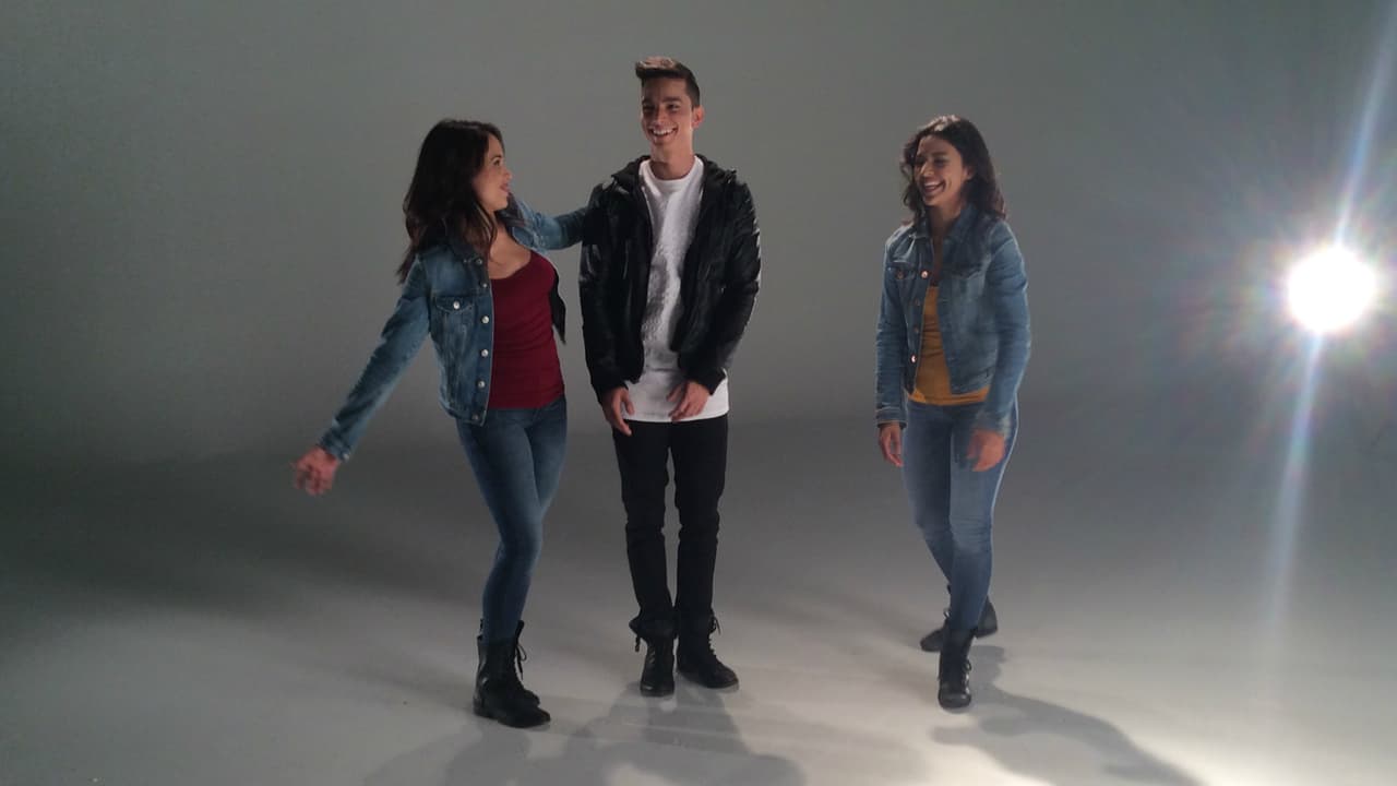 Entre risas practicaron los pasos de la coreografía.