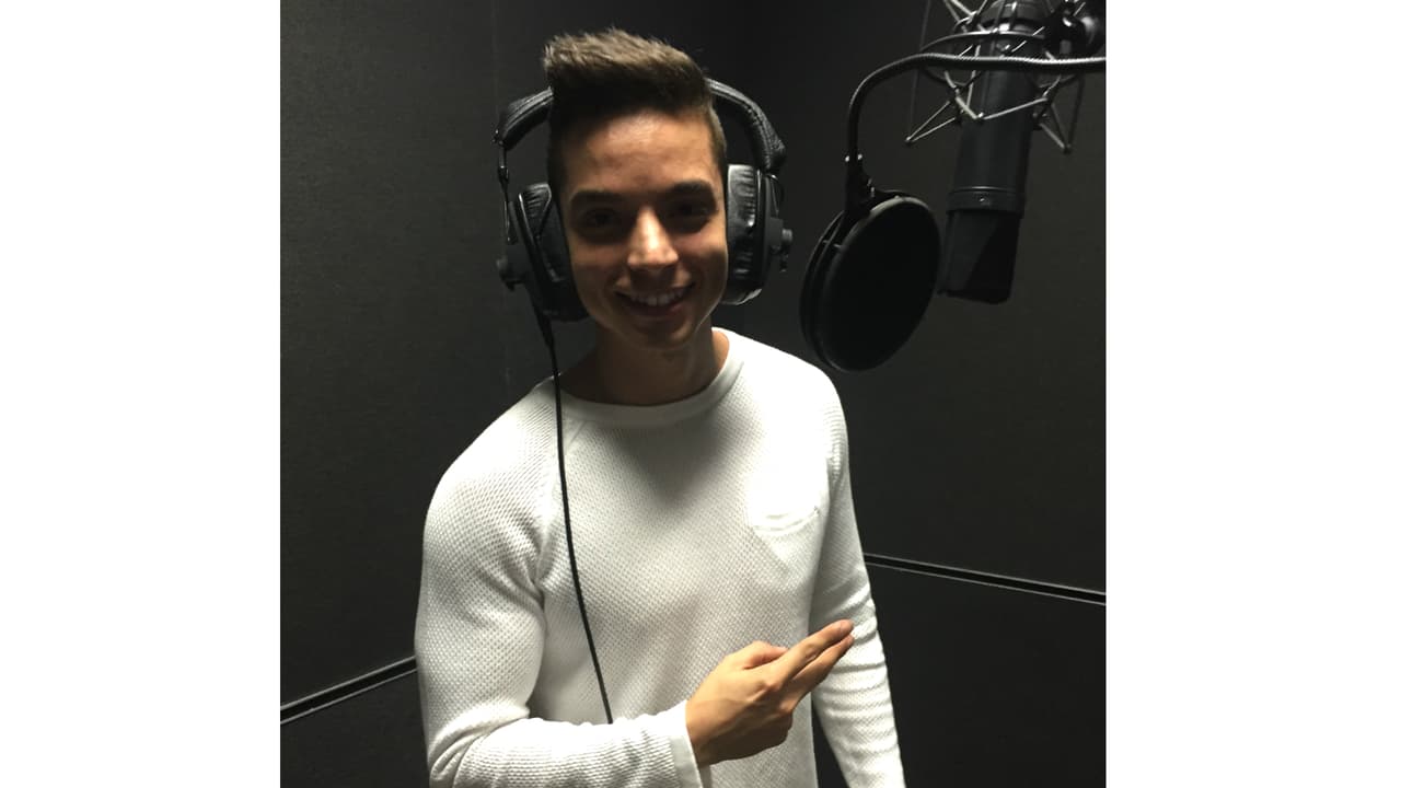 Poyato se mostró muy emocionado en la cabina de grabación.