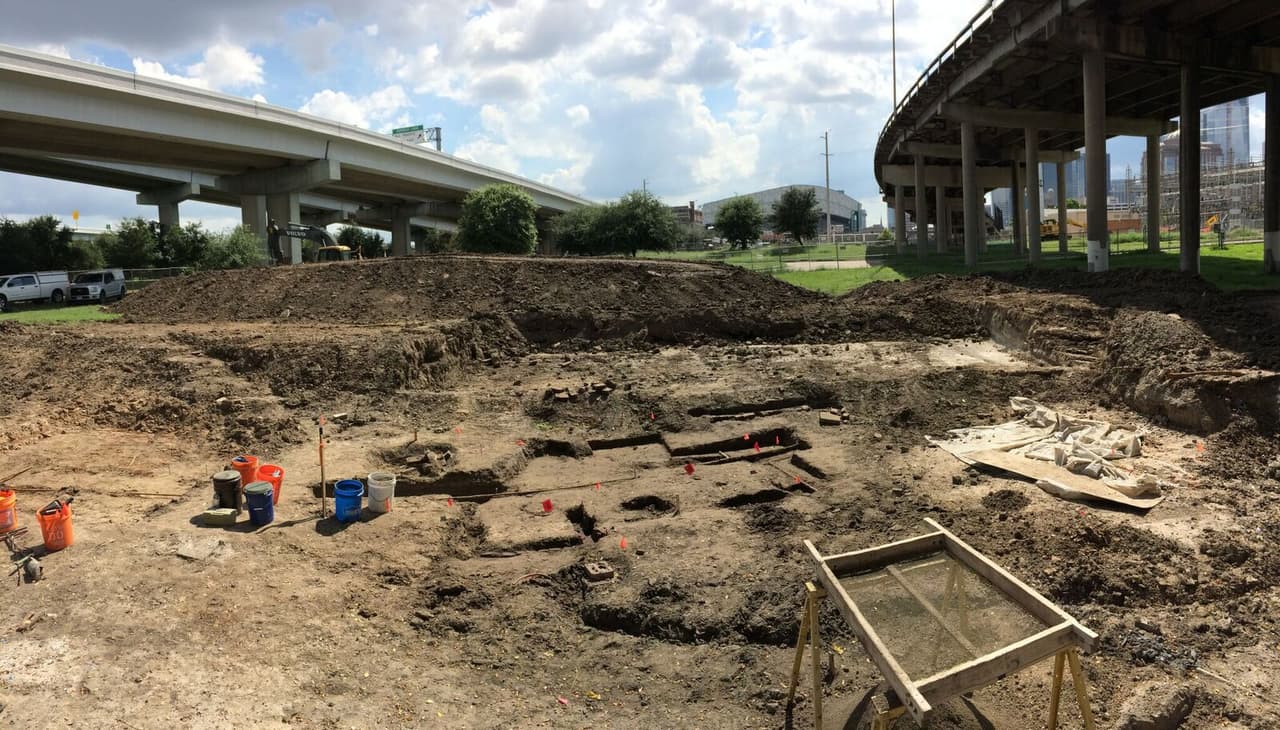 Las excavaciones se realizaron a lo largo del viaducto Elysian cerca del parque Minute Maid en una zona que se conocía como Frost Town en la década de 1830 en Houston.
