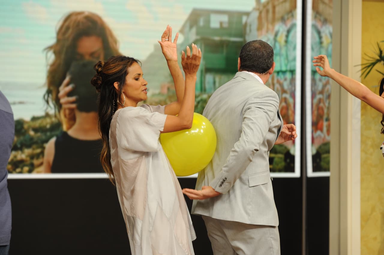 Junto a Alan Tacher, Halle Berry bailó 'Despacito', intentando evitar dejar caer el globo que formó parte del reto.