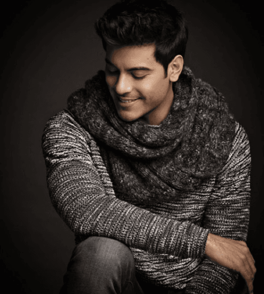 De acuerdo con una publicación del periódico Excélsior, este cantante y actor de origen mexicano declaró: "yo nací cantando, no actuando... Y desde que tengo memoria, canto, hay un vídeo donde lo hago desde los cuatro años de edad; la actuación me apasiona y me sigo preparando en México y España".