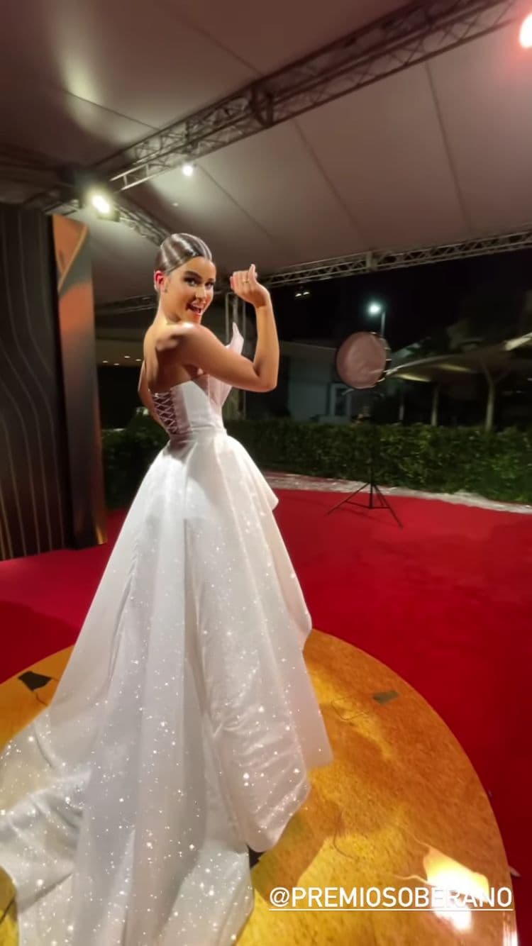 El brillo del vestido fue el complemento perfecto para su sonrisa y su carisma sin igual, dos cosas que han hecho a Clarissa tan querida por la audiencia hispana.