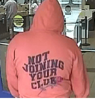 Un testigo indicó que el sospechoso posiblemente subió a una camioneta de color verde. El vehículo fue visto por última vez viajando hacia el este por la I-40 desde la salida 312.