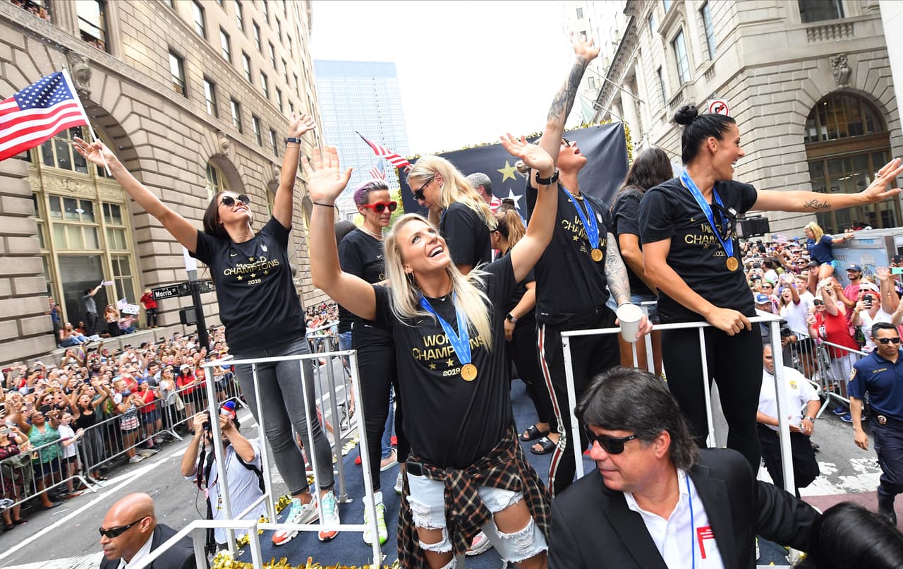 Megan Rapinoe, Alex Morgan, Julie Ertz, Allie Long, Carli Lloyd y compañía vivieron este miércoles una jornada especial en Nueva York durante el desfile de campeonas del mundo con el Team USA. Cientos de aficionados salieron a las calles de la Gran Manzana para saludar a sus heroínas.