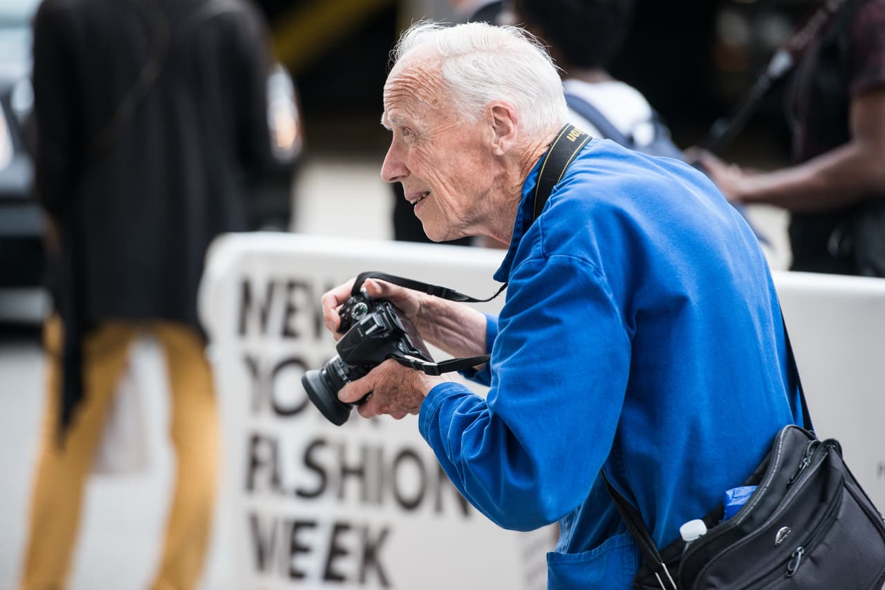 Bill Cunningham pasea por horas la ciudad para conseguir sus fotos.