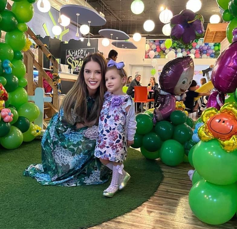 Este 31 de obtubre, el empresario informó que viajaría para visitar a su hija Bella.