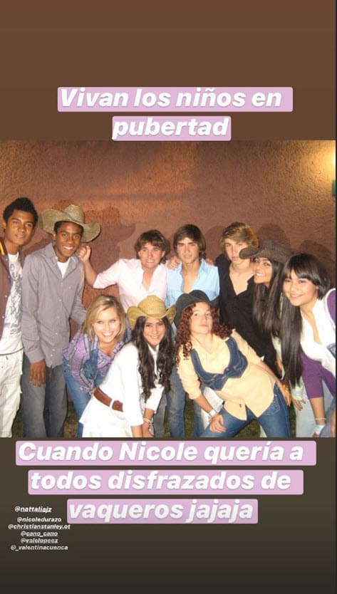 En la postal se ve a los seis actores vestidos de vaqueros a petición de Nicole Durazo. "Cuando Nicole quería a todos disfrazados de vaqueros", escribió Ana Paulina en la descripción de la instantánea.