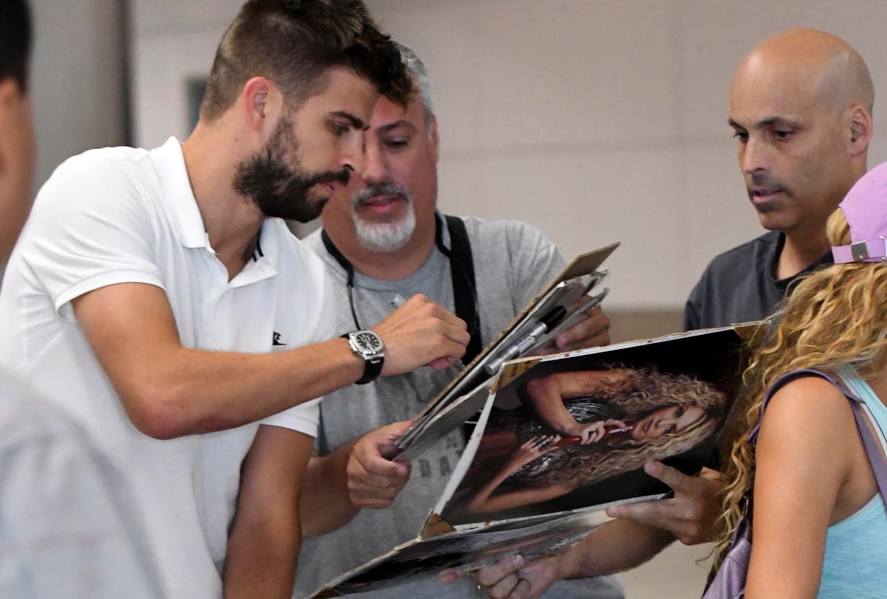 Eso sí cuando los fanáticos están cerca, no los evitan, al contrario se dan el tiempo de firmar autógrafos y atenderlos.