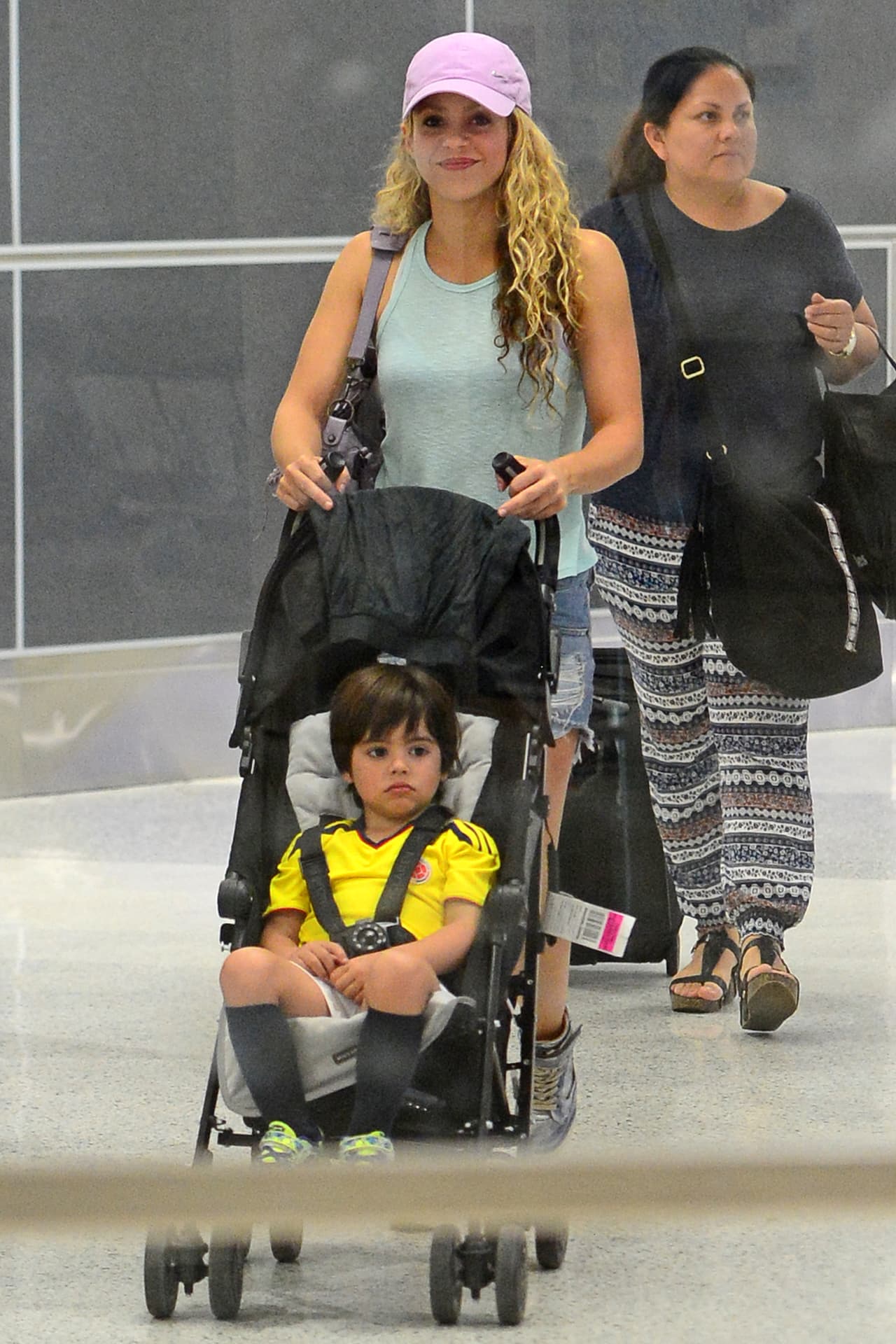 El mayor de sus hijos va súper atento checando las grandes cámaras de los paparazzis.