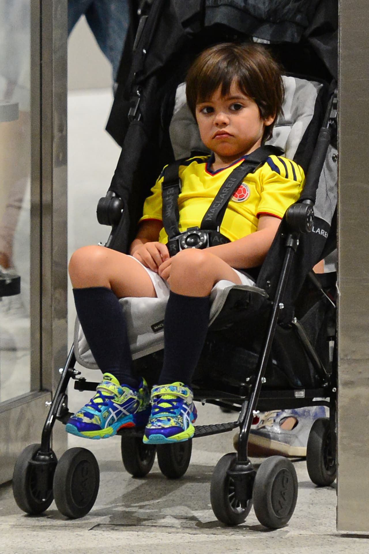 Él va con su playera de la Selección de Colombia y se le ve fantástica. ¡Este niño ya trae el corazón futbolero!