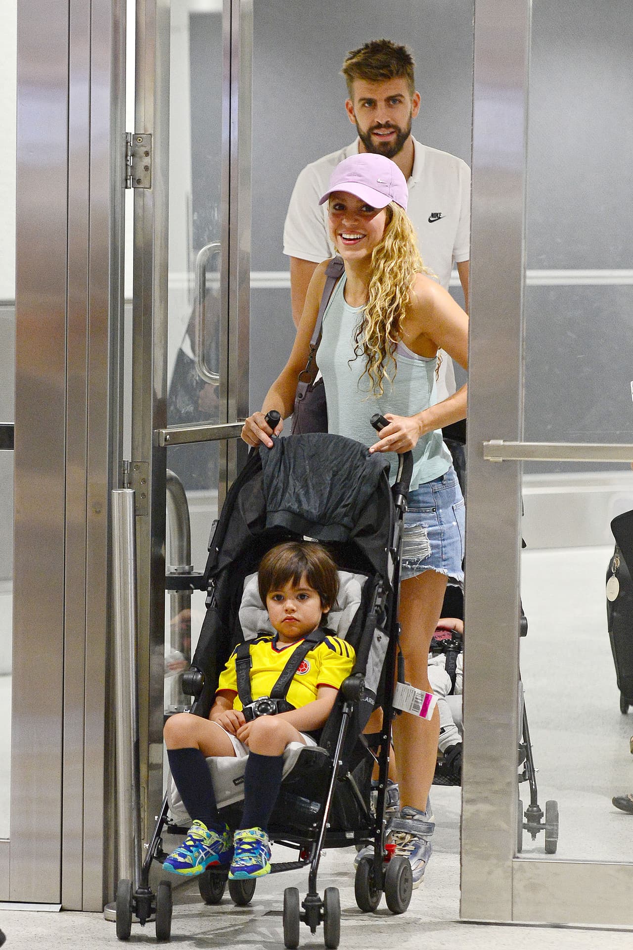 Shakira llevaba a Milán y Piqué va con Sasha.