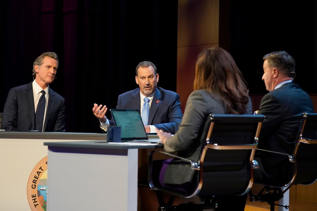 Sobre el aborto, Dahle dijo que eliminaría $20 millones del presupuesto estatal que ayudaría a pagar a las mujeres de otros estados para que vinieran a California para el procedimiento. Pero dijo que dejaría dinero para “atención reproductiva” en el presupuesto, sin detallar lo que eso significaba.
<br>