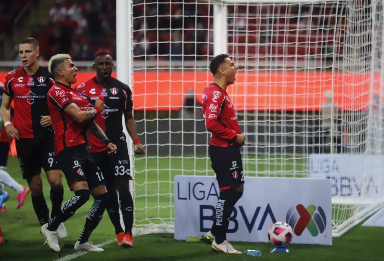 Aldo Rocha hizo efectivo el tiro desde los once pasos y lo celebró con todo.