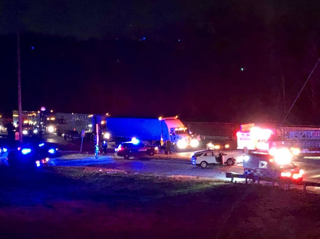 El primero de los percances ocurrió alrededor de las 11:57 pm del martes en la carretera Interestatal 285 cerca de Bolton Road NW, cuando un conductor se metió en sentido contrario e impactó a otro. Ambos motoristas perdieron la vida en el percance, informó el Departamento de Policía de Atlanta.