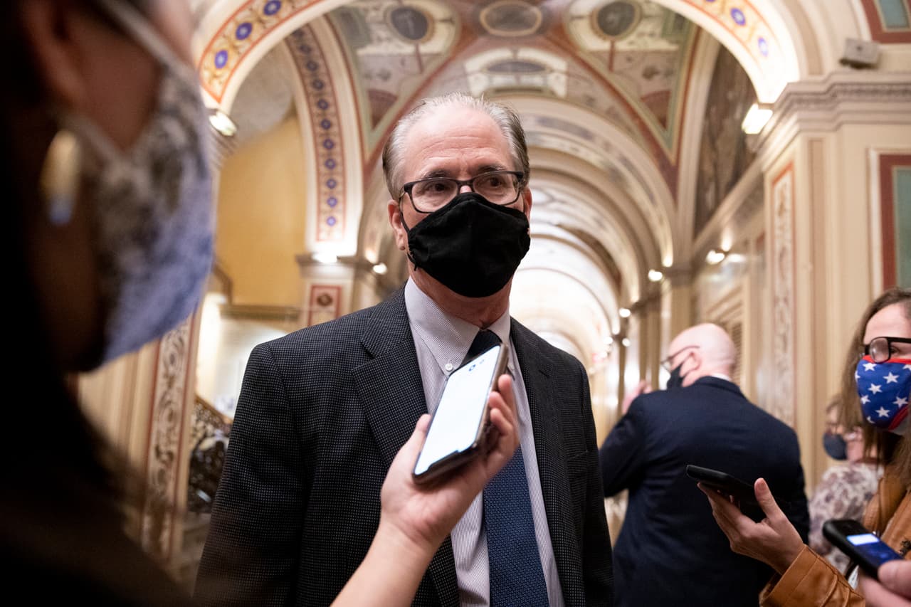 El senador
<b>Mike Braun </b>dijo que la presentación de los administradores fue "fascinante" y agregó: "
<b>Es tan difícil de asimilar ahora como entonces". </b>
<br>
<br>Pero cuando se le preguntó si había cambiado su opinión, el republicano de Indiana dijo: "Cuando uno piensa que el proceso es defectuoso en primer lugar, será diferente llegar a una conclusión sobre los hechos y los méritos en sí".
<br>