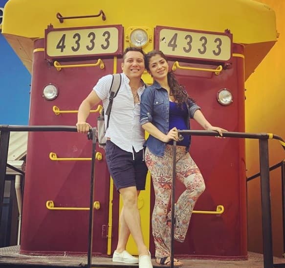 Y mientras se llega el momento del nacimiento de su bebé, Edwin y Kimberly siguen viento en popa con su romance, cada vez que puede ella lo acompaña a sus presentaciones. Aquí saludan a sus fanáticos desde Veracruz.