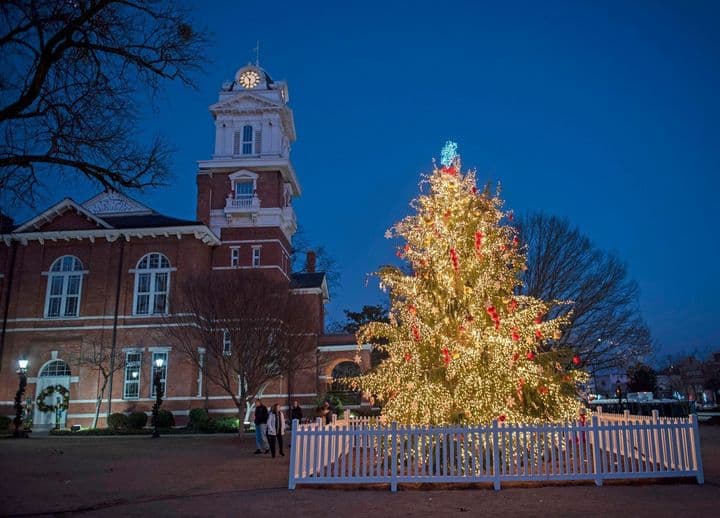 <b>Evento</b>: Lighting of the Tree - Lawrenceville
<br>
<b>Fecha</b>: 23 de noviembre
<br>
<b>Lugar</b>: Gwinnett Historic Courthouse. 185 W Crogan St. Lawrenceville, GA
<br>
<b>Sitio web</b>: 
<a href="https://www.facebook.com/photo?fbid=648542064129244&set=pb.100069203679918.-2207520000">https://www.facebook.com/photo?fbid=648542064129244&set=pb.100069203679918.-2207520000</a> 
<br>
<br>Reúne a toda la familia para disfrutar de entretenimiento en vivo, actividades para niños, un cautivador concurso de casas de jengibre, fotos con Santa y mucho más.