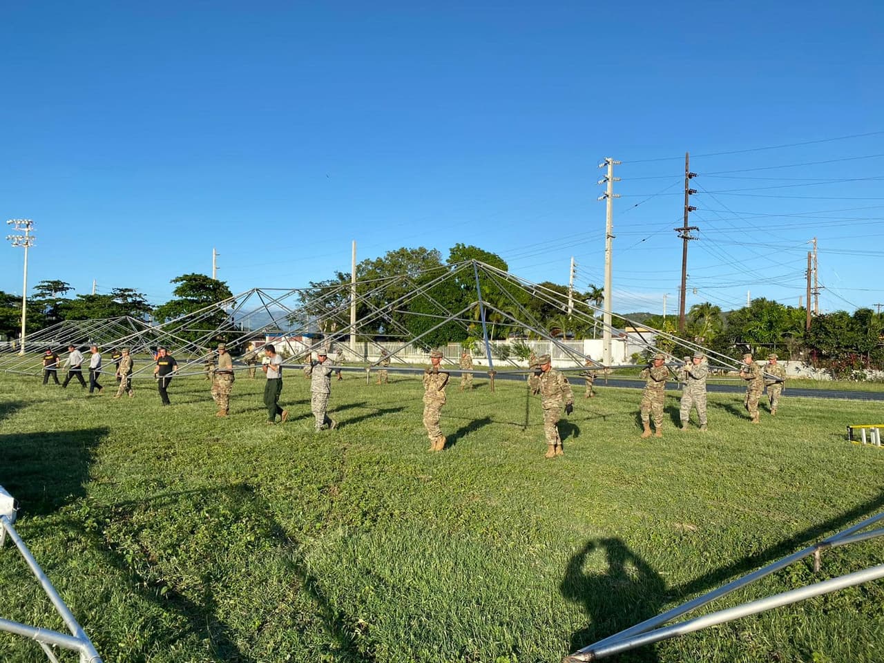 Según la gobernadora, muchos residentes se niegan a ser trasladados a otros puntos de la Isla, pues prefieren permanecer cerca a sus hogares.