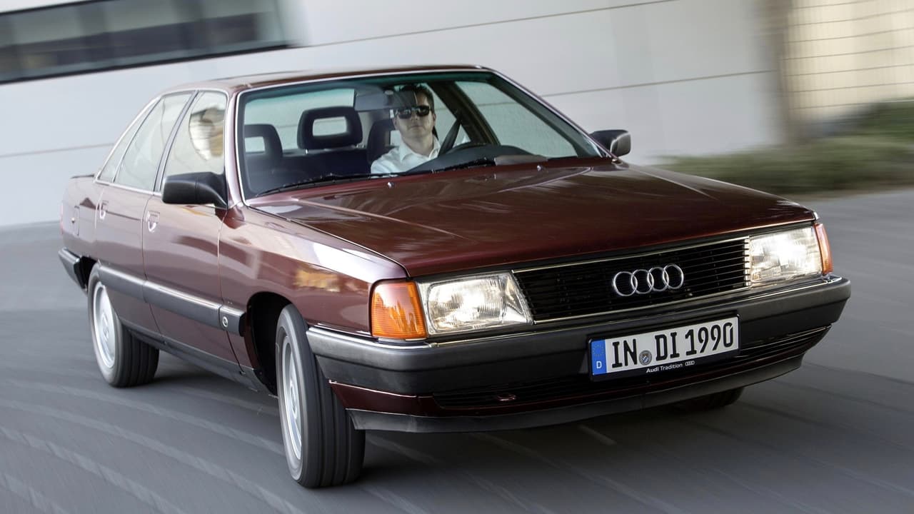 <h3 class="cms-h3-H3"><b>Aceleración espontánea.</b></h3>
<br>
<br>Cuando Audi se comenzaba a establecer como una marca de prestigio en Estados Unidos su reputación sufrió un duro golpe cuando en noviembre de 1986 un reporte del programa de televisión 
<i>60 Minutes</i> de CBS alegó que su modelo 5000 tenía un defecto que lo hacía 
<b>acelerar espontaneamente por si mismo </b>y sin aviso. Estudios conducidos independientemente en varios territorios concluyeron que lo que en realidad ocurría es que los pedales de freno y acelerador no estaban lo suficientemente separados y muchos conductores los confundían.
<br>
<br>El reporte de 60 Minutes mostraba un Audi 5000 sin ocupantes acelerando súbitamente. Más adelante se descubrió que los productores del programa habían modificado el auto para que acelerara por si mismo. Sin embargo el daño ya estaba hecho y las ventas de Audi se desplomaron. A Audi le tomó más de 25 años en recuperar su prestigio.