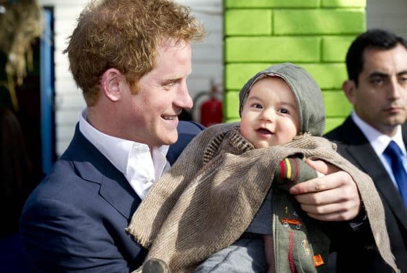 El príncipe Harry de Inglaterra, quien inició una visita oficial a Chile, visitó este viernes un jardín infantil donde compartió con niños huérfanos de un barrio pobre de Santiago en una imagen que recordó las obras benéficas de su madre, la princesa Diana, fallecida en 1997.