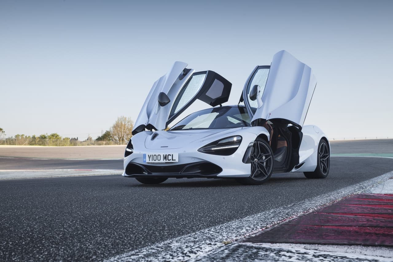 El McLaren 720S cuenta con un motor V8 de 4.0 litros y 710 caballos de fuerza. Acelera de 0 a 60 mph en 2.8 segundos y tiene una aceleración máxima de 212 mph.