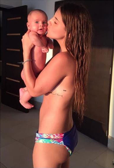 Pero no fue el único tatuaje que se hizo en honor a su madre, al costado de su seno izquierdo se puso su nombre, 'Laura R. Renaud'.