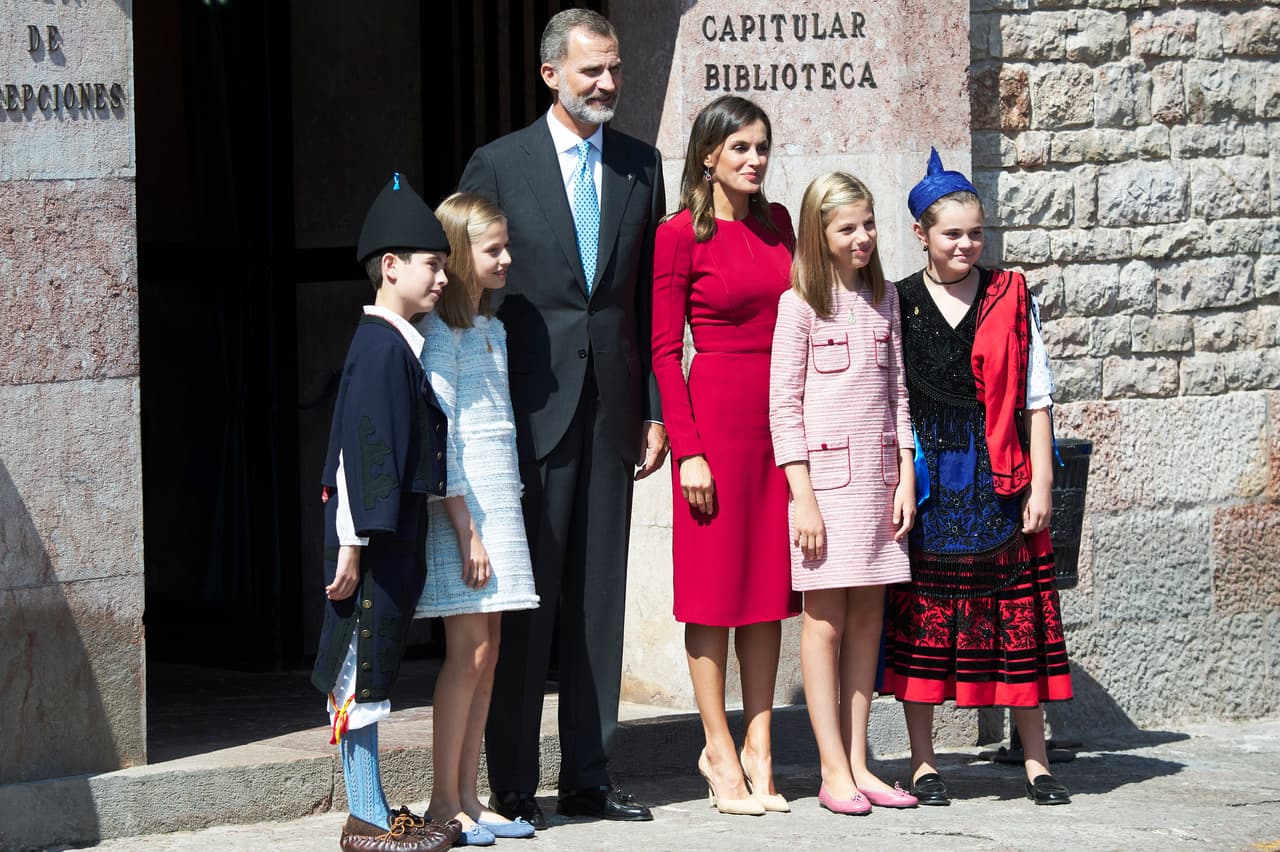 Aunque en más de una ocasión hemos visto a los reyes en eventos oficiales como este, hoy es la primera vez que lo hacen acompañados de sus hijas, la princesa Leonor y la infanta Sofía.