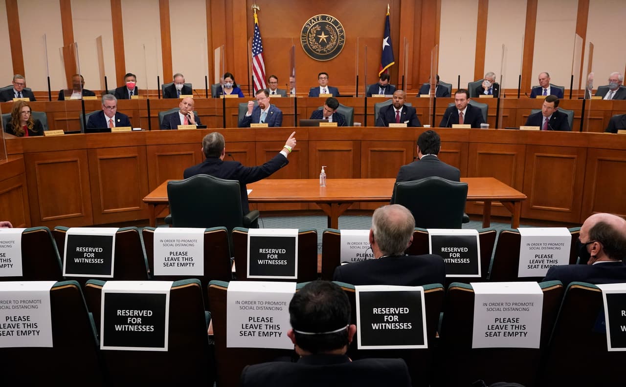 Dos jefes de las empresas eléctricas que operan en Texas testificaron este jueves ante el comité de Asuntos de Estado y Recursos Energéticos en el Capitolio de Austin, Texas. La audiencia es de las primeras que tiene lugar entre varias que buscan determinar por qué más de cuatro millones de personas sufrieron cortes eléctricos en medio de la peor tormenta de frío que ha sufrido el estado.