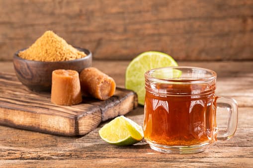 <b>Agua de panela</b>
<br>
<br>El agua de panela, aguapanela, o agüepanela es una bebida propia de América del Sur y partes de América Central y el Caribe. Se prepara con panela, la cual se produce con jugo de caña de azúcar solidificado.