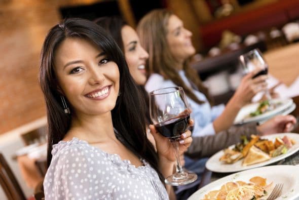 Cenar muy cerca de la hora de dormir y beber alcohol por la noche, son dos hábitos que pueden traerte varios problemas de salud, como apneas del sueño y reflujo gastroesofágico, comentó la doctora Jamie Koufman, directora del Instituto The Voice de Nueva York y del Koufman Reflux Center.