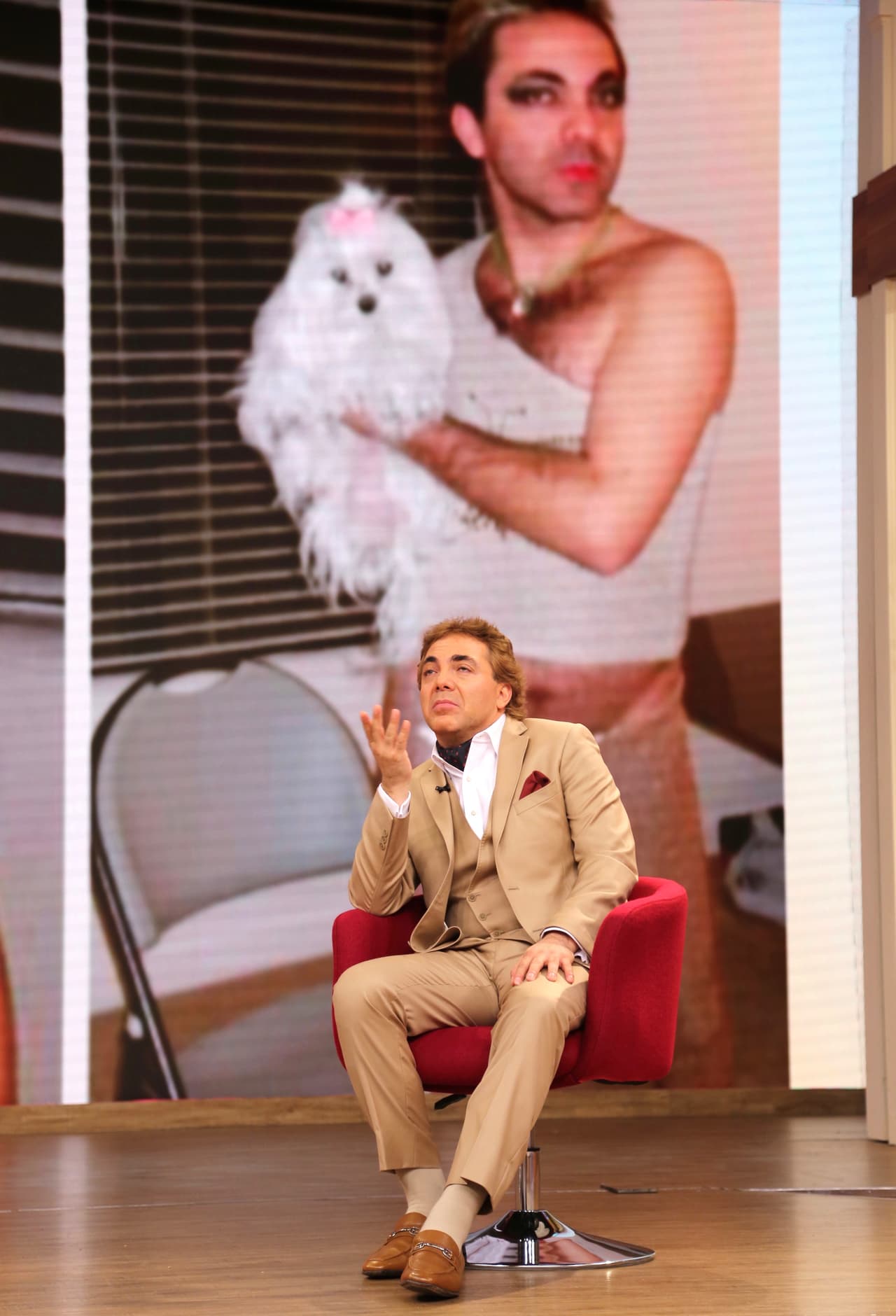 "No pensé que me fuera a hacer tan famoso con eso, ahí enseñando la nalguita. Fue solo algo divertido, no pensé en nada más", declaró el cantante ese mismo mes en entrevista para el diario mexicano El Norte.