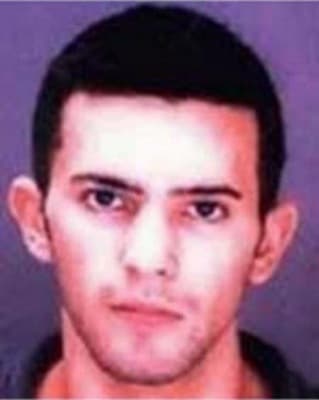 <h3 class="cms-H3-H3">Edgardo Luis Pérez</h3>
<br>
<br>Luego de hacerse amigo de un hombre que conoció en un gimnasio,
<b>Pérez lo asesinó. </b>
<br>
<br>Las autoridades creen que este fugitivo entabló amistad con aquel hombre de 56 años con la intención de robar su identidad y dinero,
<b>para poder huir del país, debido al temor de ser encarcelado tras violar su libertad condicional. </b>
<br>
<br>El FBI asegura que este hombre de 40 años
<b> poseía una colección de libros sobre cómo ser un fugitivo</b>, cómo hacer transacciones de dinero por Internet, así como sobre la habilidad de cambiar de identidad, crear identificaciones y documentos falsos.
<br>
<br>
<br>