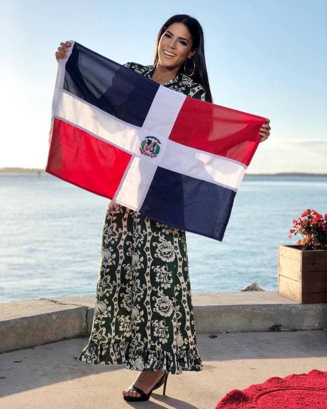 Francisca Lachapel porta con orgullo la bandera de su natal República Dominicana.