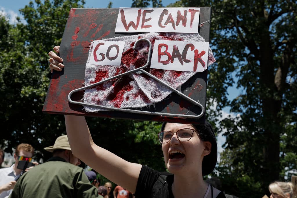 <b>"No podemos volver atrás"</b>, apunta este cartel que tiene un gancho de ropa ensangrentado. El gancho de ropa, o percha, se ha vuelto un símbolo de las prohibiciones del aborto en el mundo debido a que es uno de los elementos que se ha utilizado para la realización de abortos clandestinos.