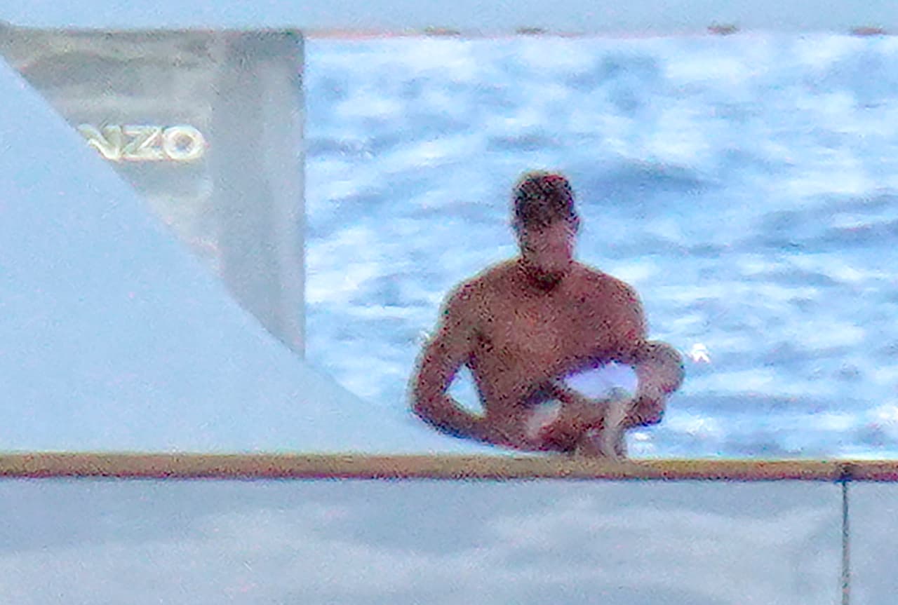 <b><a href="https://www.univision.com/shows/el-gordo-y-la-flaca/el-sugestivo-video-de-ricky-martin-arreglandose-que-causo-revuelo-video">El cantante</a></b> tuvo prácticamente en todo momento a Renn (en foto) en sus brazos.
<br>