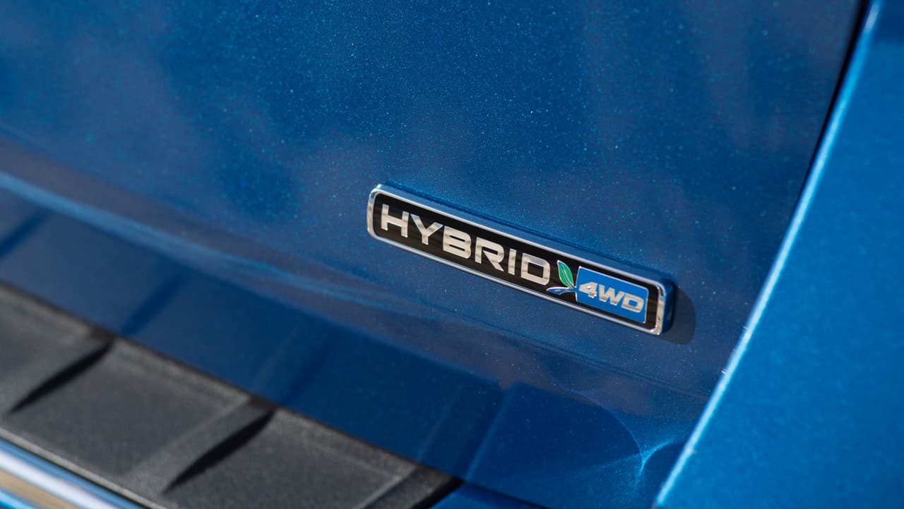 <h3 class="cms-h3-H3">Ford Explorer Hybrid 2020</h3>
<br>La Ford Explorer híbrida estará disponible en 
<b>versión Limited</b> la cual contará con amenidades tales como cancelación de sonido activa, el cúmulo de sistemas de asistencia al manejo Ford Co-Pilot360 Assist+, asientos de cuero con microperforaciones y costuras contrastantes, calefacción en los asientos -incluyendo los de la segunda fila- sistema de audio premium B&O con 14 cornetas, superficie de carga inalámbrica para teléfonos, y asientos eléctricos ajustables en 10 direcciones para el conductor y el pasajero delantero..